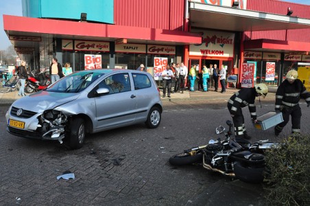 Aanrijding tussen auto en motor aan de Prof. Zeemanweg Waalwijk