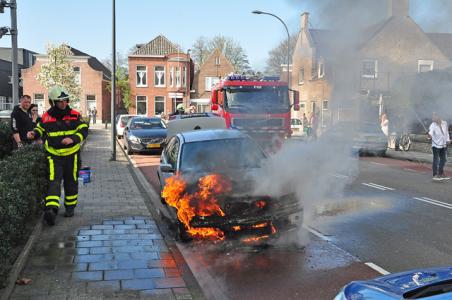 Auto vliegt spontaan in brand tijdens rit in Waalwijk