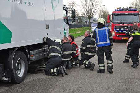 Afgesloten vrachtwagen lekt vloeistof aan de Zanddonkweg Waalwijk