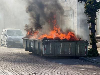 Brandweer voorkomt overslag naar woning bij felle containerbrand Loeffstraat
