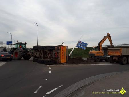 Kantelende aanhangwagen ‘verliest’ 22 kuub zand op rotonde in Waalwijk