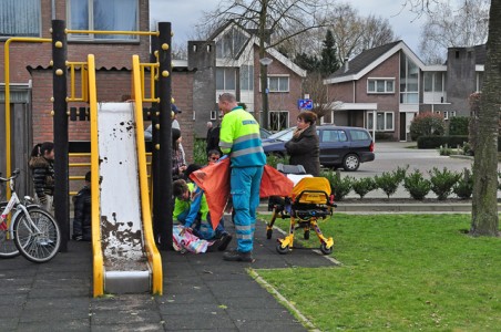 Meisje valt van speeltoestel af aan de Maurice Ravelstraat Waalwijk