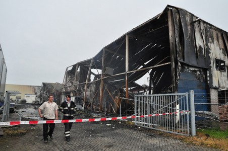 Het bedrijf Debecom is totaal verwoest aan de Spuiweg Waalwijk