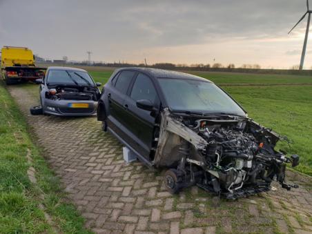 Drie gestolen auto&#039;s gestript achtergelaten in polder bij Waalwijk