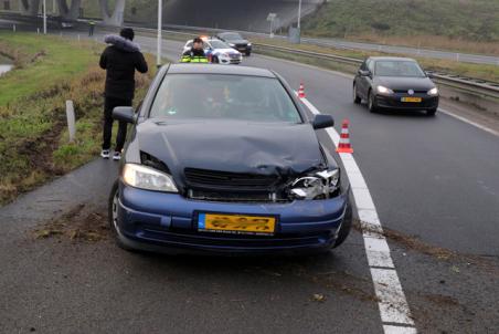 Automobilist botst tegen vangrail aan op de A59 (Maasroute) Waalwijk