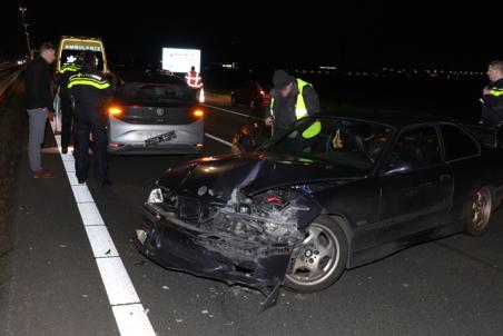 Automobilist botst met auto tegen vangrail op de A59 (Maasroute) Waalwijk