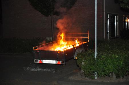 Aanhanger met afval in brand in Waalwijk