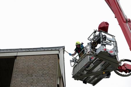 Brandweer bevrijdt kauw uit golfplaat in Waalwijk