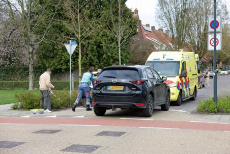 Fietser zwaargewond na harde klap op motorkap in Kerkstraat