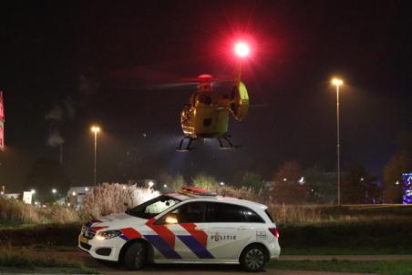 Traumahelikopter landt naast de A59 (Maasroute) Waalwijk