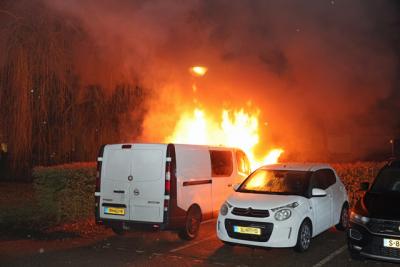 Buurt opgeschrikt door harde knal: bestelbus brandt volledig uit in Esdoornstraat