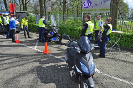 Brom- en snorfiets controle aan de Akkerlaan Waalwijk