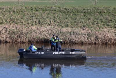 Landelijke Team Onderwater Zoekingen (LTOZ) in actie aan de Valkenvoortweg Waalwijk