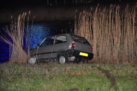 Auto bijna te water langs de A59 (Maasroute) Waalwijk