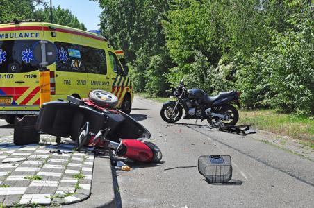 Motorrijder botst tegen scootmobiel aan de Bachlaan Waalwijk