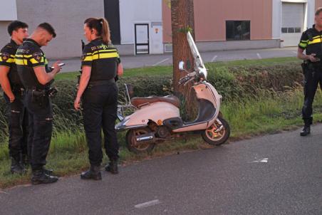 Man botst met snorscooter tegen boom aan de Sluisweg Waalwijk