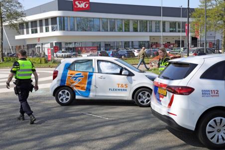 Twee auto’s botsen op elkaar op kruising aan de Industrieweg Waalwijk
