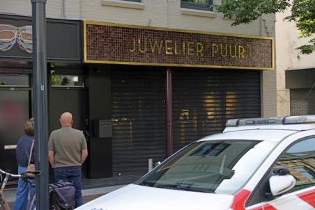 Drie daders slaan toe bij snelkraak op juwelier Stationsstraat: Politie zoekt getuigen en beelden