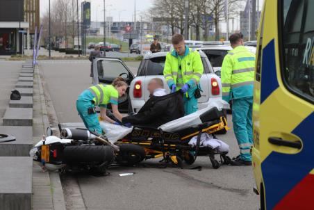 Motorrijder komt in botsing met auto aan de Prof. Kamerlingh Onnesweg Waalwijk
