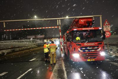Brandweer verwijdert loshangende waarschuwingsbalk bij 'berucht' viaduct in Waalwijk
