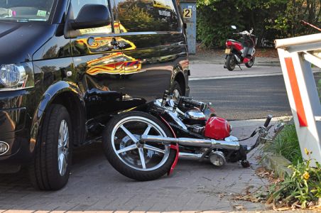 Motorrijdster gewond na aanrijding met bestelbusje aan de Elzenweg Waalwijk