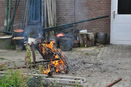 Binnenbrand bleek om afvalhout te gaan aan de Prof. Eykmanweg Waalwijk