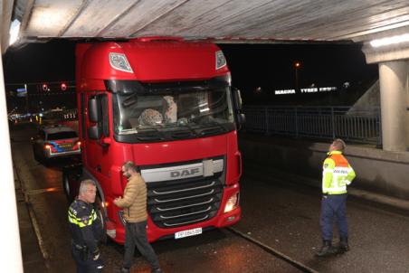 Weer rijdt een vrachtwagen zich klem onder het viaduct aan de Hertog Janstraat Waalwijk