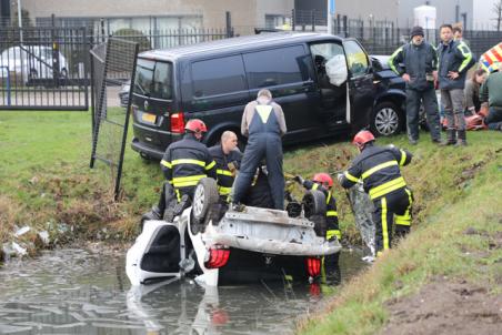Drie gewonden door ongeluk in Waalwijk, auto belandt ondersteboven in het ijskoude water