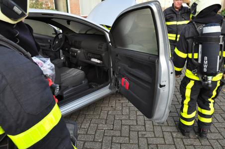 Schade aan interieur van auto na brand aan de Prof. Nolenslaan Waalwijk