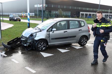 Twee auto’s botsen op elkaar op kruising aan de Pakketweg Waalwijk