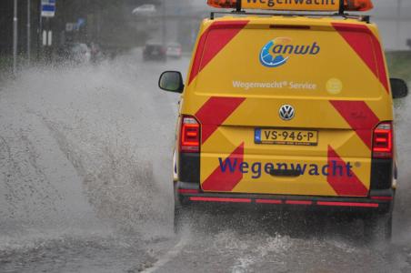 Taxandriaweg staat vol met water in Waalwijk