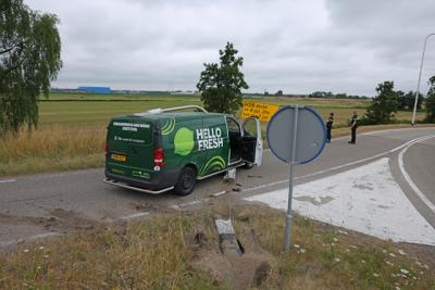Bestelbus ramt lantaarnpaal en verkeersbord bij afrit Waalwijk-Oost