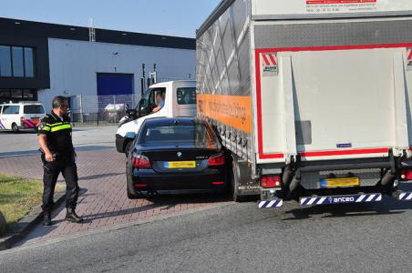 Auto botst tegen vrachtwagen aan de Van Harenstraat Waalwijk