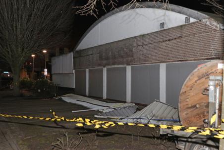 Beplating waait van muur bij Jumbo supermarkt aan de Grotestraat Waalwijk