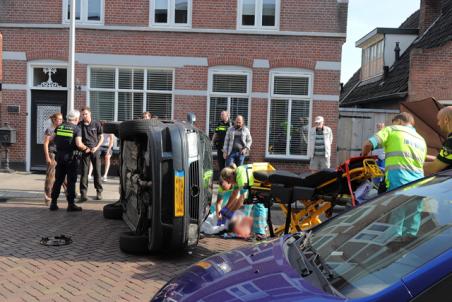 Auto belandt op zijkant na botsing aan het Hoogeinde Waalwijk