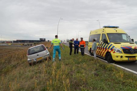 Automobiliste komt in berm terecht na tik van vrachtwagen in Waalwijk