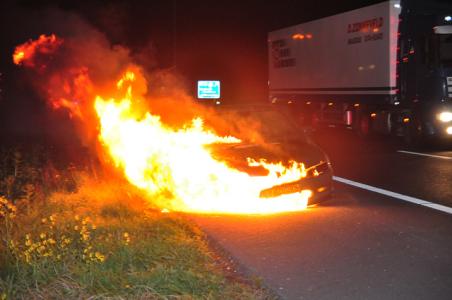 Felle autobrand op vluchtstrook A59 Waalwijk