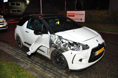 Twee auto&#039;s botsen op kruising in Waalwijk