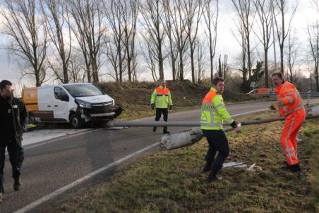 Automobilist ramt lantaarnpaal op de A59 (Maasroute) Waalwijk