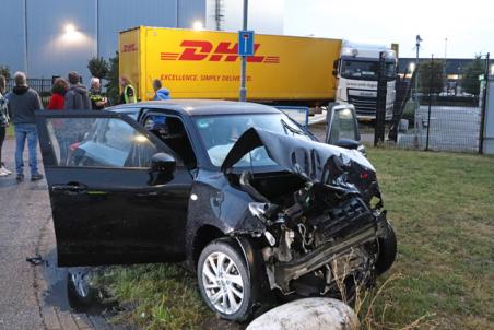 Flinke aanrijding tussen vrachtwagen en auto op kruising aan de Kleiweg Waalwijk