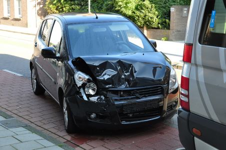 Auto botst op taxibusje aan de Grotestraat Waalwijk