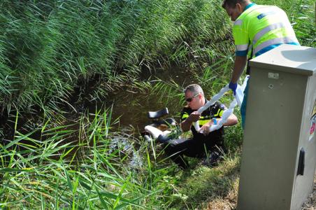 Man rijdt scootmobiel in sloot in Waalwijk