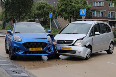 Aanrijding op kruising aan de Groen van Prinstererlaan Waalwijk