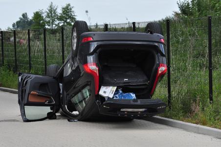 UPDATE: Auto op zijn kop aan de Van Hilststraat Waalwijk