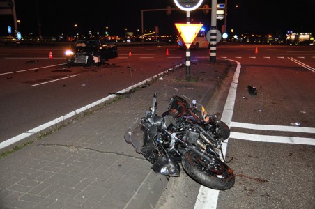 Motorrijder gewond bij aanrijding met auto op de Midden-Brabantweg Waalwijk