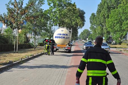 Tankwagen maakt sissend geluid aan de Industrieweg Waalwijk