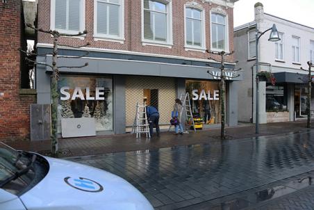 Ramkraak herenmodezaak aan de Grotestraat Waalwijk