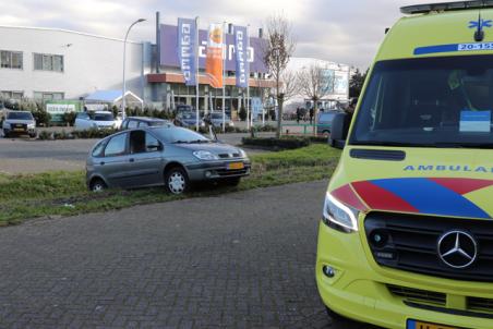Dronken automobilist rijdt zijn auto bijna de sloot in aan de Prof. Lorentzweg Waalwijk