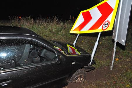 Weer vliegt er een auto uit de bocht bij Waalwijk-Oost in Waalwijk