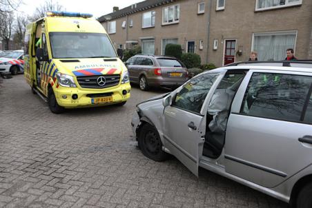 Wagen met vijf inzittenden botst met auto in Waalwijk: man, vrouw en kind gewond